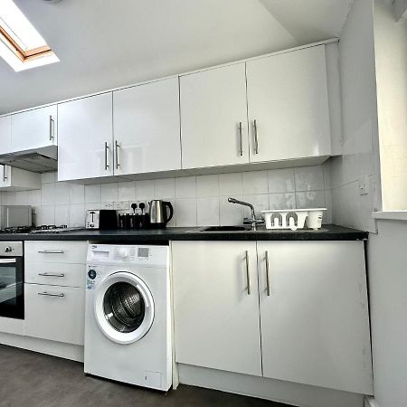 Massive 4 Bedroom Duplex Apartment - Sleeps Up To 10 People - Free Parking - 5 Minutes To The Best Beach! - Great Location - Fast Wifi - Smart Tv - Newly Decorated - Sleeps Up To 10! Close To Bournemouth & Poole Town Centre & Sandbanks Ngoại thất bức ảnh