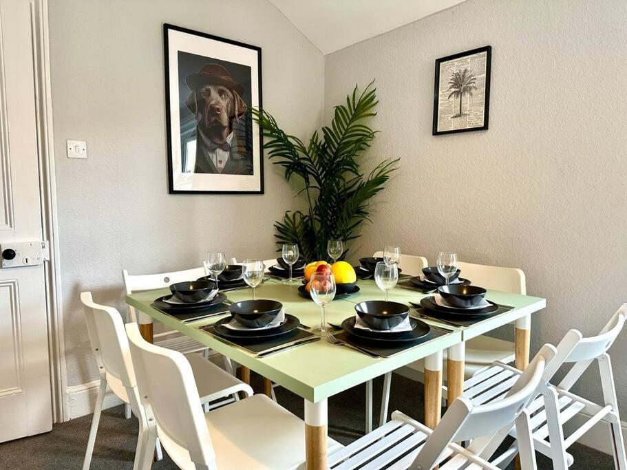 Massive 4 Bedroom Duplex Apartment - Sleeps Up To 10 People - Free Parking - 5 Minutes To The Best Beach! - Great Location - Fast Wifi - Smart Tv - Newly Decorated - Sleeps Up To 10! Close To Bournemouth & Poole Town Centre & Sandbanks Ngoại thất bức ảnh