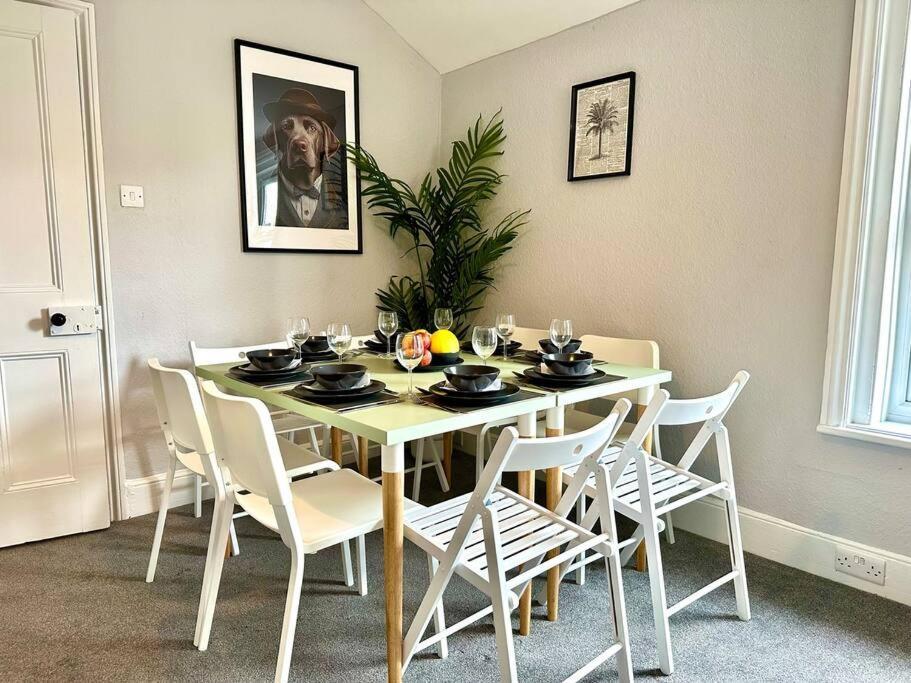 Massive 4 Bedroom Duplex Apartment - Sleeps Up To 10 People - Free Parking - 5 Minutes To The Best Beach! - Great Location - Fast Wifi - Smart Tv - Newly Decorated - Sleeps Up To 10! Close To Bournemouth & Poole Town Centre & Sandbanks Ngoại thất bức ảnh