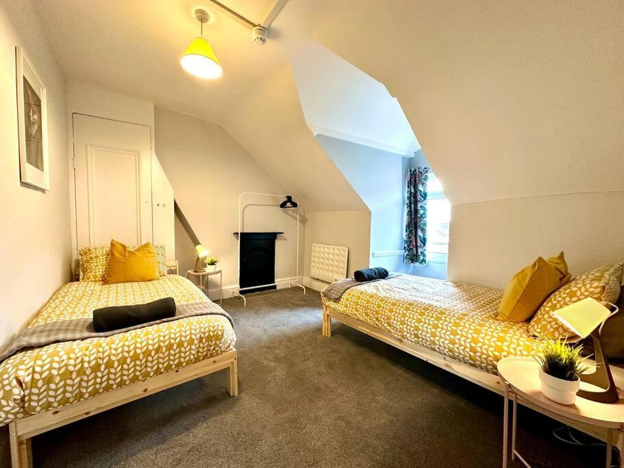 Massive 4 Bedroom Duplex Apartment - Sleeps Up To 10 People - Free Parking - 5 Minutes To The Best Beach! - Great Location - Fast Wifi - Smart Tv - Newly Decorated - Sleeps Up To 10! Close To Bournemouth & Poole Town Centre & Sandbanks Ngoại thất bức ảnh