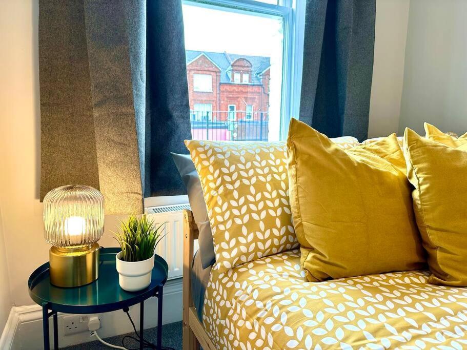 Massive 4 Bedroom Duplex Apartment - Sleeps Up To 10 People - Free Parking - 5 Minutes To The Best Beach! - Great Location - Fast Wifi - Smart Tv - Newly Decorated - Sleeps Up To 10! Close To Bournemouth & Poole Town Centre & Sandbanks Ngoại thất bức ảnh