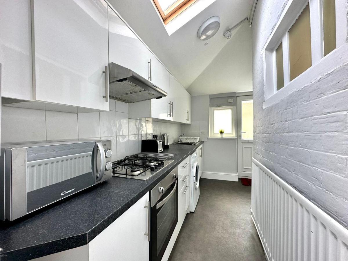 Massive 4 Bedroom Duplex Apartment - Sleeps Up To 10 People - Free Parking - 5 Minutes To The Best Beach! - Great Location - Fast Wifi - Smart Tv - Newly Decorated - Sleeps Up To 10! Close To Bournemouth & Poole Town Centre & Sandbanks Ngoại thất bức ảnh